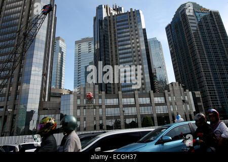 Jakarta, Jakarta, Indonesien. 14. Februar 2013. Eine indonesische Biker vor dem Gebäude von Indonesien Börse oder Jakarta Stock Exchange in Jakarta übergeben. © Afriadi Hikmal/ZUMA Draht/Alamy Live-Nachrichten Stockfoto