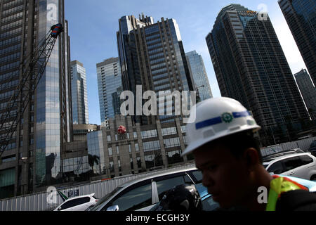 Jakarta, Jakarta, Indonesien. 14. Februar 2013. Eine indonesische Arbeiter vor dem Gebäude von Indonesien Börse oder Jakarta Stock Exchange in Jakarta übergeben. © Afriadi Hikmal/ZUMA Draht/Alamy Live-Nachrichten Stockfoto