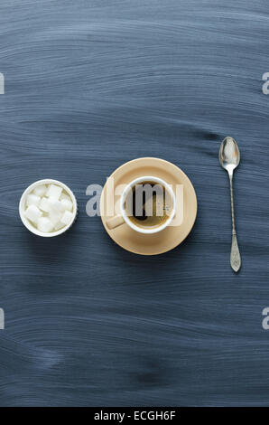 Kaffeetasse, Löffel und Zucker über Kreide strukturierte Tisch, über Ansicht Stockfoto