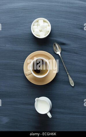 Kaffeetasse über Kreide strukturierte Tisch, über Ansicht Stockfoto