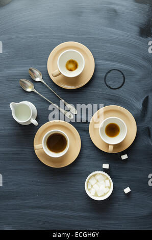 Kaffee Tassen Milch Glas und Löffel über Kreide strukturierte Tisch, über Ansicht Stockfoto
