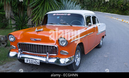 Eine alte 1955 amerikanischen Chevrolet allgemein verwendet als Taxi für Touristen ist ausserhalb eines Ortes in Kuba geparkt. Stockfoto