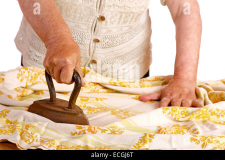 Die alte Frau bügelt das Roheisen Eisen Stockfoto