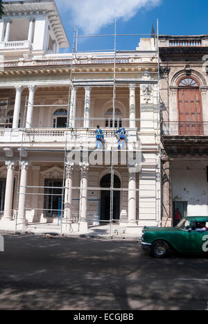 Sind Arbeiter mitten in der Wiederherstellung eines der vielen historischen spanischen Kolonialbauten, die reparaturbedürftig in Havanna Kuba Stockfoto