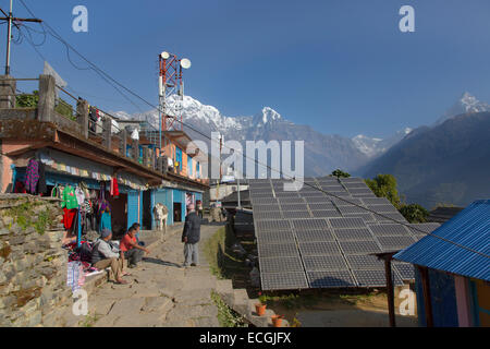 Die Mountain Village von Ghandruk und neue Sonnenkollektoren für grüne Energie rund 2000 Meter mit Annapurna im Hintergrund Stockfoto