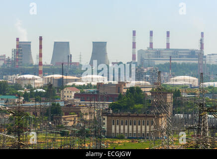 Extreme Industriegebiet in Moskau Bezirk Kapotnya. Hier sind Raffinerie-Anlage, thermisches Kraftwerk, elektrische Leitungen und Stationen. Stockfoto