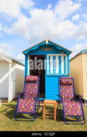 Strandhütte mit zwei verstellbare Gartenstühle, Strandhütte Stockfoto