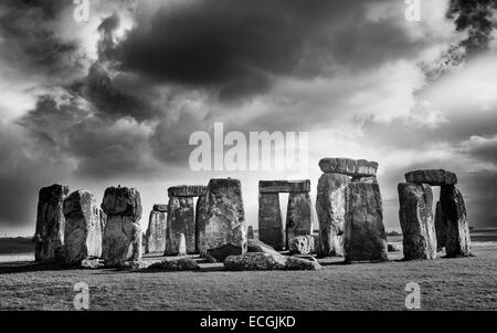 Stonehenge, prähistorische Monument gesetzt gegen eine Vorahnung Himmel und eine blaue sonnig bei Amesbury, Wiltshire, UK. Stockfoto