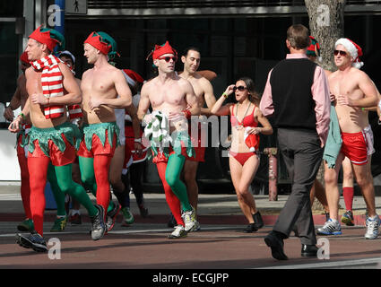 West Hollywood, Kalifornien, USA. 14. Dezember 2014. Eine Gruppe von Läufern in Urlaub Saison Tracht gekleidet nach unten Fairfax Avenue in West Hollywood, Kalifornien. Bildnachweis: Jonathan Alcorn/ZUMA Draht/Alamy Live-Nachrichten Stockfoto