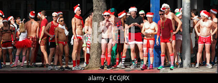 West Hollywood, Kalifornien, USA. 14. Dezember 2014. Eine Gruppe von Läufern in Urlaub Saison Tracht gekleidet warten an einem Zebrastreifen auf der Fairfax Avenue in West Hollywood, Kalifornien. Bildnachweis: Jonathan Alcorn/ZUMA Draht/Alamy Live-Nachrichten Stockfoto