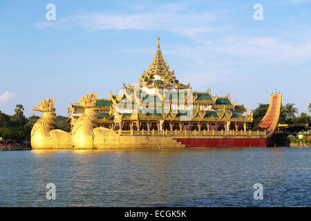 Die schwimmenden Hausboot, Karaweik Hall, Yangon, Birma Stockfoto