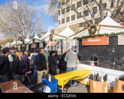 MOUNTAIN VIEW, CA/USA - Dezember 13: Deutsche Urlaubsmarkt in Downtown Mountain View am 13. Dezember 2014. Stockfoto