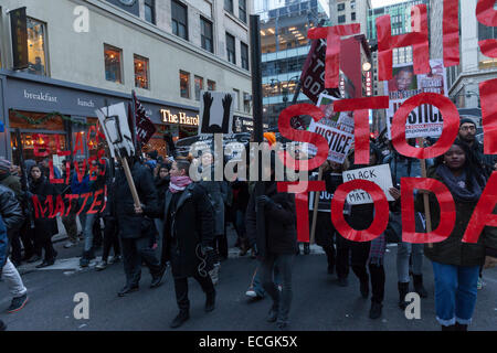 New York, NY USA - 13. Dezember 2014: Demonstranten Demonstration gegen die Polizei-Brutalität und Grand Jury-Entscheidung über Eric Garner Fall am Broadway Stockfoto