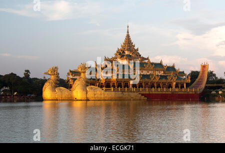 Die Royal Floating Barge bei Sonnenuntergang, Karaweik See-Yangon, Birma Stockfoto