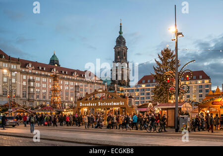 Weihnachtsmarkt (Striezelmarkt) in Dresden, Sachsen, Deutschland Stockfoto