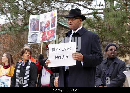 Oak Park, Illinois, USA. 14. Dezember 2014. Cook County Kommissar Richard Boykin hält ein "Black lebt Materie"-Schild auf einer Kundgebung in Scoville Park Protest gegen den letzten Tötungen von schwarzen Männern und jungen. Bildnachweis: Todd Bannor/Alamy Live-Nachrichten Stockfoto