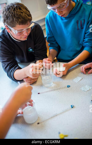 Sekundarstufe II, Teenager, die Durchführung eines Experiments in einem Chemie-Science-Klasse, Wales UK Stockfoto