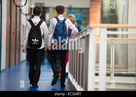 Zwei Jungs im Teenageralter zu Fuß zu ihren Klassen Unterricht an einer weiterführenden Schule. Ausbildung, Wales Großbritannien Stockfoto