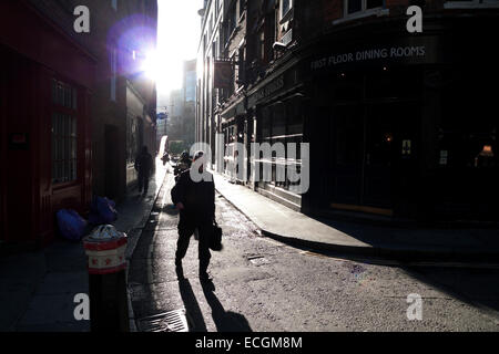 Fußgänger, Sonnenschein und Schatten in der Ecke des Sandys Zeile & Widegate Street Spitalfields London, UK KATHY DEWITT Stockfoto