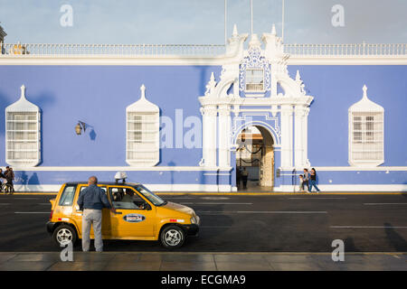 Auf dem Hauptplatz von Trujillo Peru Gebäude im Kolonialstil Stockfoto