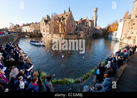 Massen von Touristen, die in eine Warteschlange für ein Boot fahren am Kai Rosenkranz (Rozenhoedkaai) Brügge Kanal, Brügge, Belgien-Europa Stockfoto