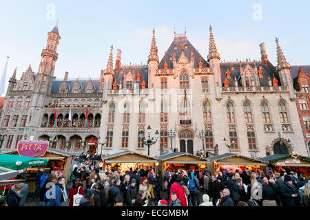 Volk und Stände auf dem Weihnachtsmarkt, Brügge, Belgien Stockfoto