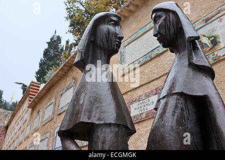 Jerusalem, Israel. 14. Dezember 2014. Die Statue der Heimsuchung zeigt die Begegnung von Maria und Elisabeth auf dem Gelände der Kirche Mariä Heimsuchung in Ein Karem, am Stadtrand von Jerusalem. Die Kirche erinnert an den Besuch bezahlt von der Jungfrau Maria, die Mutter Jesu, Elisabeth, die Mutter von Johannes den Täufer (Lukas 01:39-56). Traditionell ist dies der Ort, wo Maria ihr Lied des Lobes, das Magnificat rezitiert. Bildnachweis: Nir Alon/Alamy Live-Nachrichten Stockfoto