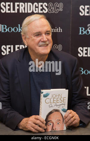 London, UK. 11. Dezember 2014. Monty Python star John Cleese besucht ein Buch Autogrammstunde für seine Autobiographie "So, wie auch immer..." im Kaufhaus Selfridges in der Oxford Street, London. Stockfoto