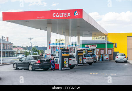Autos auf eine Caltex/Woolworths (Safeway) getankt wird Marken-Service-station Stockfoto