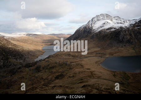 Winter-Blick auf Llyn Idwal, Tryfan und Llyn Ogwen aus halber Höhe Y Garn, Glyderau Reihe, Snowdonia National Park, UK Stockfoto
