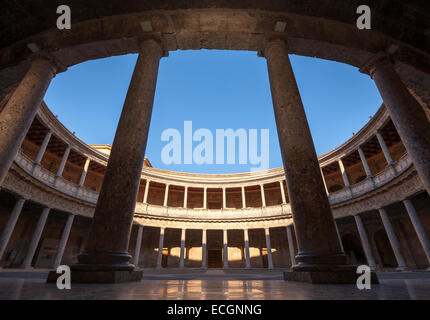 Renaissance-Palast von Heiliger römischer Kaiser Charles V in der Alhambra Granada Spanien. Palacio Carlos V. runden Innenhof. Stockfoto