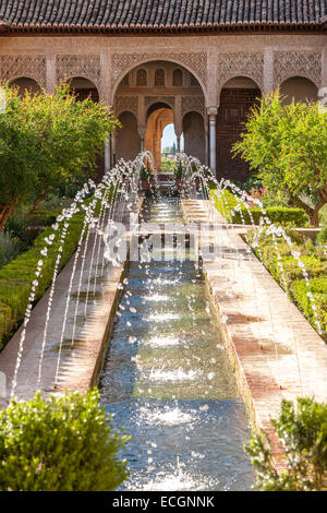 Granada Spanien, Palacio de Generalife Palast Patio De La Acequia Wasserkanal oder Wasser-Garten-Innenhof mit Brunnen, Brunnen Stockfoto