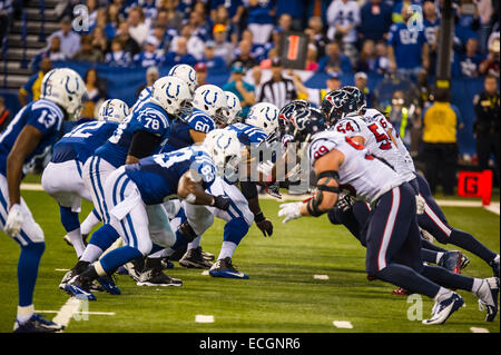 Indianapolis, Indiana, USA. 14. Dezember 2014. während die NFL-Spiel zwischen Houston Texans und Indianapolis Colts am 14. Dezember 2014. Houston Texans 10 - Indianapolis Colts 17. Bildnachweis: Cal Sport Media/Alamy Live-Nachrichten Stockfoto