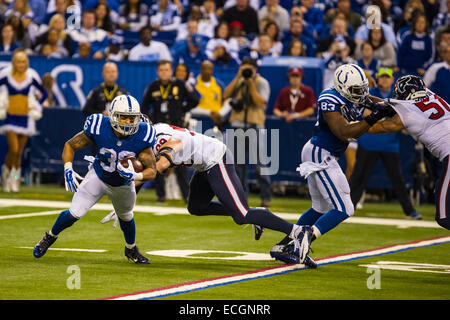 Indianapolis, Indiana, USA. 14. Dezember 2014. Indianapolis Colts Runningback Dan Herron (36) läuft der Ball bei der NFL-Spiel zwischen Houston Texans und Indianapolis Colts am 14. Dezember 2014. Houston Texans 10 - Indianapolis Colts 17. Bildnachweis: Cal Sport Media/Alamy Live-Nachrichten Stockfoto