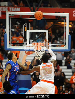 Syracuse, NY, USA. 14. Dezember 2014. 14. Dezember 2014: Syrakus nach vorne bekommt Rakeem Christmas #25 Spiel gewinnen Korb, wie die Syracuse Orange die Louisiana Tech Bulldogs 71-69 im Carrier Dome in Syracuse, NY besiegte. © Csm/Alamy Live-Nachrichten Stockfoto