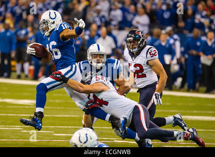 Indianapolis, Indiana, USA. 14. Dezember 2014. Indianapolis Colts Wide Receiver JOSH CRIBBS (16) wird durch die Houston Texans innen Linebacker MIKE MOHAMED (54) im ersten Quartal ein NFL-Spiel im Lucas Oil Stadium angegangen. Bildnachweis: Cal Sport Media/Alamy Live-Nachrichten Stockfoto