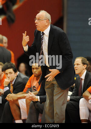 Syracuse, NY, USA. 14. Dezember 2014. 14. Dezember 2014: Syrakus Cheftrainer Jim Boeheim zeigt seine Unzufriedenheit mit dem aktuellen Anruf als die Syracuse Orange die Louisiana Tech Bulldogs 71-69 im Carrier Dome in Syracuse, NY besiegte. © Csm/Alamy Live-Nachrichten Stockfoto