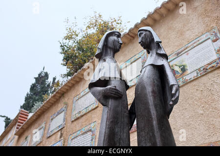 Jerusalem, Israel. 14. Dezember 2014. Die Statue der Heimsuchung zeigt die Begegnung von Maria und Elisabeth auf dem Gelände der Kirche Mariä Heimsuchung in Ein Karem, am Stadtrand von Jerusalem. Die Kirche erinnert an den Besuch bezahlt von der Jungfrau Maria, die Mutter Jesu, Elisabeth, die Mutter von Johannes den Täufer (Lukas 01:39-56). Traditionell ist dies der Ort, wo Maria ihr Lied des Lobes, das Magnificat rezitiert. Bildnachweis: Nir Alon/Alamy Live-Nachrichten Stockfoto