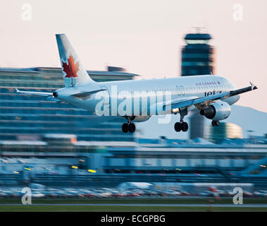 Eine Air Kanada nennt Airbus A320 (C-FDCA) Flugzeug landet in der Dämmerung, internationalen Flughafen Vancouver, Kanada. Stockfoto