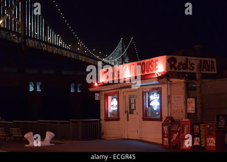 Red es Java Haus mit Blick auf die Bay Bridge, San Francisco CA Stockfoto