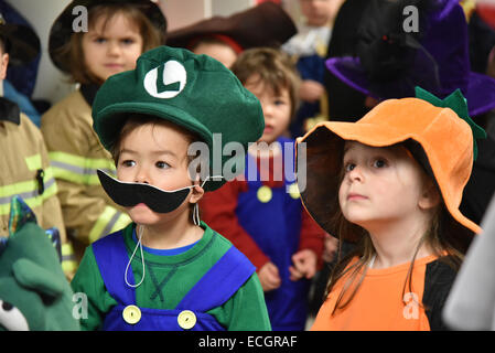 Kleinkinder im Kindergarten alle gekleidet im Kostüm für Halloween Stockfoto