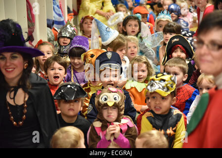 Kleinkinder im Kindergarten alle gekleidet im Kostüm für Halloween Stockfoto