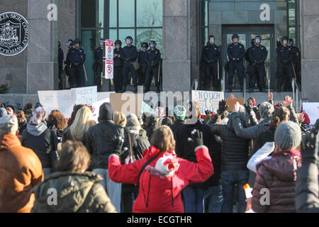 Boston, Massachusetts, USA. 13. Dezember 2014. Law Enforcement Offiziere Stand vor der Nashua Street Gefängnis während der Millionen März rally in Boston, Massachusetts, USA. Der Protest, wie in anderen Städten in den Vereinigten Staaten an diesem Tag ist in Reaktion auf den letzten Grand Jury-Urteile nicht anklagend die Polizisten, die unbewaffnete schwarze Männer Michael Brown und Eric Garner getötet, und die langjährigen Probleme des Rassismus und Polizei Brutalität. Bildnachweis: Susan Pease/Alamy Live-Nachrichten Stockfoto