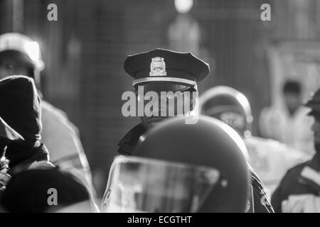 Boston, Massachusetts, USA. 13. Dezember 2014. Ein Polizist im Dienst während der Millionen März rally in Boston, Massachusetts, USA. Der Protest, wie in anderen Städten in den Vereinigten Staaten an diesem Tag ist in Reaktion auf den letzten Grand Jury-Urteile nicht anklagend die Polizisten, die unbewaffnete schwarze Männer Michael Brown und Eric Garner getötet, und die langjährigen Probleme des Rassismus und Polizei Brutalität. Bildnachweis: Susan Pease/Alamy Live-Nachrichten Stockfoto