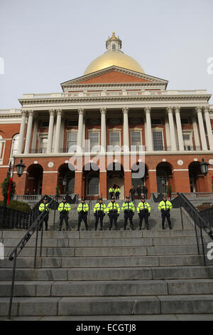 Boston, Massachusetts, USA. 13. Dezember 2014. Massachusetts Zustand-Polizei Stand vor der das Massachusetts State House während der Millionen März protestieren in Boston, Massachusetts, USA.  Der Protest, wie in anderen Städten in den Vereinigten Staaten an diesem Tag ist in Reaktion auf den letzten Grand Jury-Urteile nicht anklagend Polizisten unbewaffnet schwarze Männer Michael Brown und Eric Garner getötet, und die langjährigen Probleme des Rassismus und Polizei Brutalität. Bildnachweis: Susan Pease/Alamy Live-Nachrichten Stockfoto