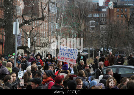 Boston, Massachusetts, USA. 13. Dezember 2014. Menschen sammeln, für die Millionen März in Boston, Massachusetts, USA zu protestieren.  Der Protest, wie in anderen Städten in den Vereinigten Staaten an diesem Tag ist in Reaktion auf den letzten Grand Jury-Urteile nicht anklagend die Polizisten, die unbewaffnete schwarze Männer Michael Brown und Eric Garner getötet, und die langjährigen Probleme des Rassismus und Polizei Brutalität. Bildnachweis: Susan Pease/Alamy Live-Nachrichten Stockfoto