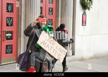 Boston, Massachusetts, USA. 13. Dezember 2014. Ein Erwachsener hält ein Kind und "Black lebt Materie" Zeichen Fotografien Demonstranten bei den Millions März rally in Boston, Massachusetts, USA.  Der Protest, wie in anderen Städten in den Vereinigten Staaten an diesem Tag ist in Reaktion auf den letzten Grand Jury-Urteile nicht anklagend die Polizisten, die unbewaffnete schwarze Männer Michael Brown und Eric Garner getötet, und die langjährigen Probleme des Rassismus und Polizei Brutalität. Bildnachweis: Susan Pease/Alamy Live-Nachrichten Stockfoto