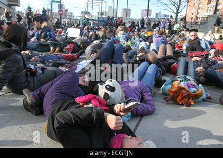 Boston, Massachusetts, USA. 13. Dezember 2014. Demonstranten hinlegen während Millionen März rally in Boston, Massachusetts, USA. Der Protest, wie in anderen Städten in den Vereinigten Staaten an diesem Tag ist in Reaktion auf den letzten Grand Jury-Urteile nicht anklagend die Polizisten, die unbewaffnete schwarze Männer Michael Brown und Eric Garner getötet, und die langjährigen Probleme des Rassismus und Polizei Brutalität. Bildnachweis: Susan Pease/Alamy Live-Nachrichten Stockfoto