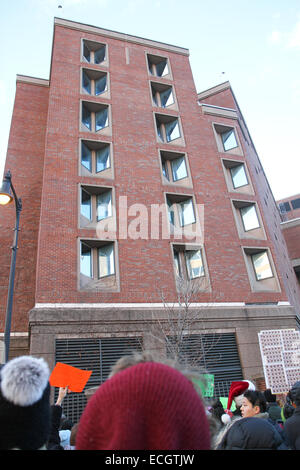 Boston, Massachusetts, USA. 13. Dezember 2014. Demonstranten vor dem Nashua Street Gefängnis während der Millionen Rallye März in Boston, Massachusetts, USA. Der Protest, wie in anderen Städten in den Vereinigten Staaten an diesem Tag ist in Reaktion auf den letzten Grand Jury-Urteile nicht anklagend die Polizisten, die unbewaffnete schwarze Männer Michael Brown und Eric Garner getötet, und die langjährigen Probleme des Rassismus und Polizei Brutalität. Bildnachweis: Susan Pease/Alamy Live-Nachrichten Stockfoto