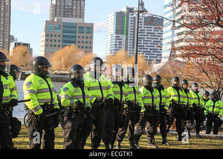 Boston, Massachusetts, USA. 13. Dezember 2014. Massachusetts State Police stehen in der Nähe von Nashua Street Jail, wie Demonstranten vor der Anlage, während die Millionen sammeln März Protest in Boston, Massachusetts, USA.  Der Protest, wie in anderen Städten in den Vereinigten Staaten an diesem Tag ist in Reaktion auf den letzten Grand Jury-Urteile nicht anklagend die Polizisten, die unbewaffnete schwarze Männer Michael Brown und Eric Garner getötet, und die langjährigen Probleme des Rassismus und Polizei Brutalität. Bildnachweis: Susan Pease/Alamy Live-Nachrichten Stockfoto